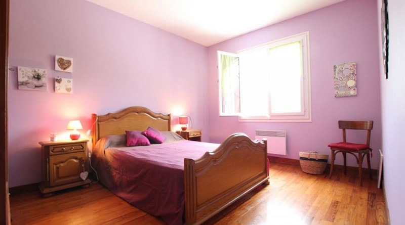 maison-tafernaberry-chambre-lit-double-violet-bussunarits
