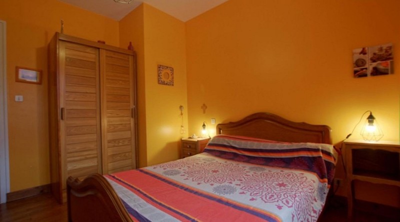 maison-tafernaberry-chambre-lit-double-motifs-bussunarits