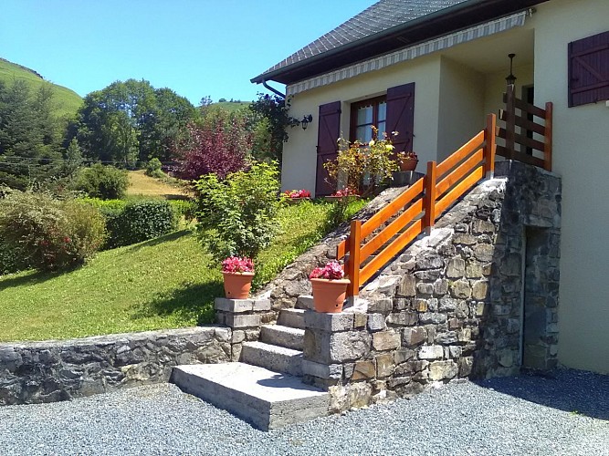 Gite-Cambarrat-Entree-de-la-maison-ACCOUS