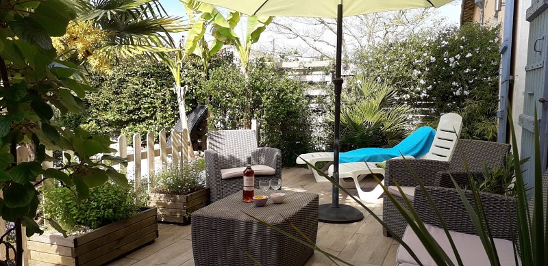 Terrasse privée avec salon de jardin, transats, parasol