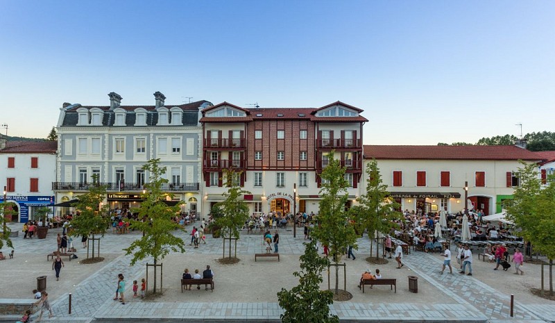 Hotel-de-la-Paix---place-du-Foirail