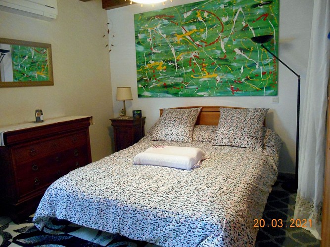 maison depez chambre lit double tableau vert saint jean le vieux
