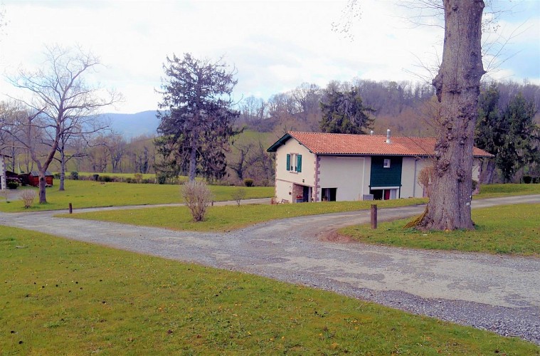 maison depez entree parking saint jean le vieux