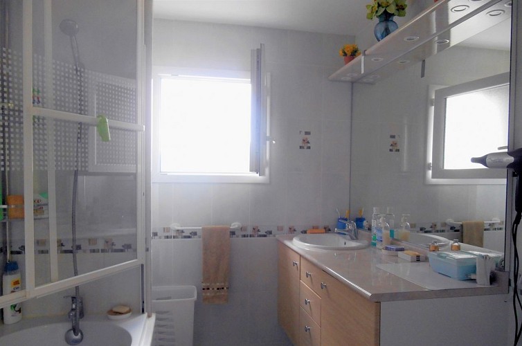 maison depez salle de bain baignoire saint jean le vieux