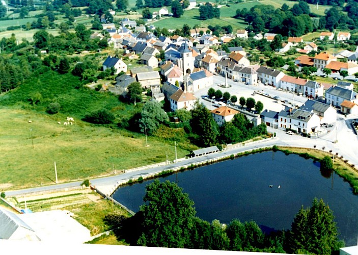 Teich in der kleinen Ortschaft