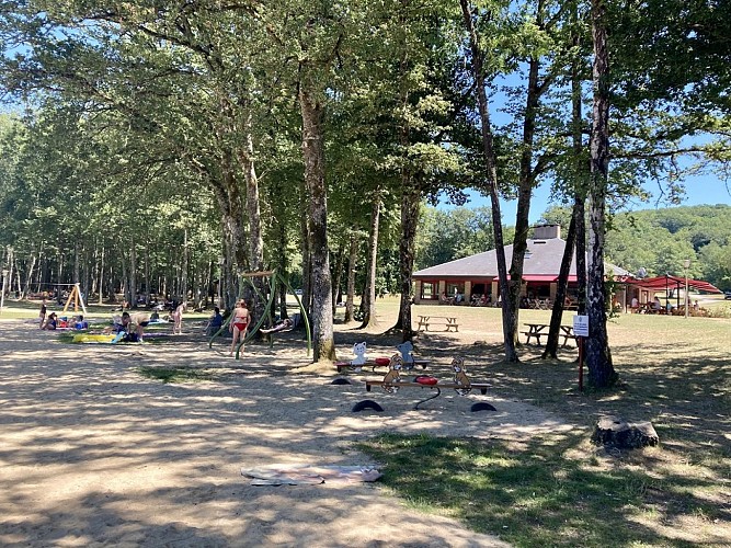 Plage du lac de Ste Hélène, à Bujaleuf_2