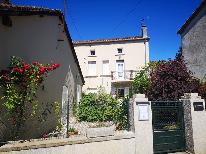 Les Ombelles Cour maison