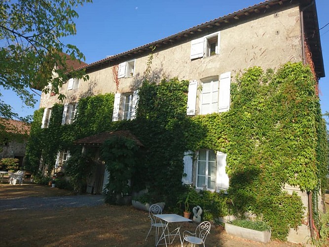 40479052_1664906970286559_1662478052396892160_n