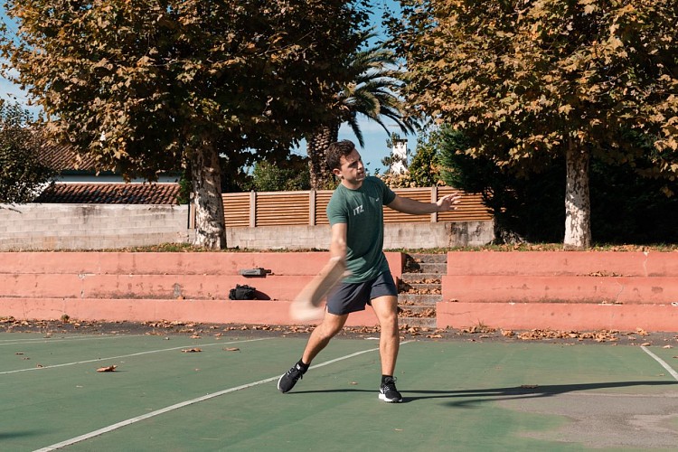 Initiation à la Pelote Basque avec Oihan