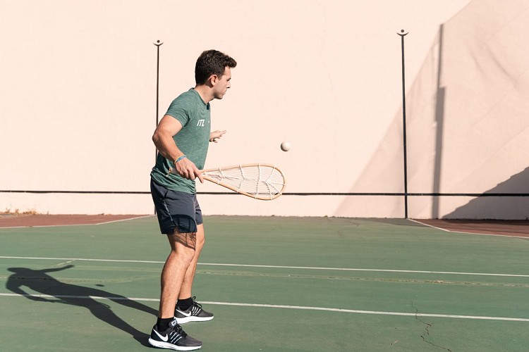 Initiation à la Pelote Basque avec Oihan