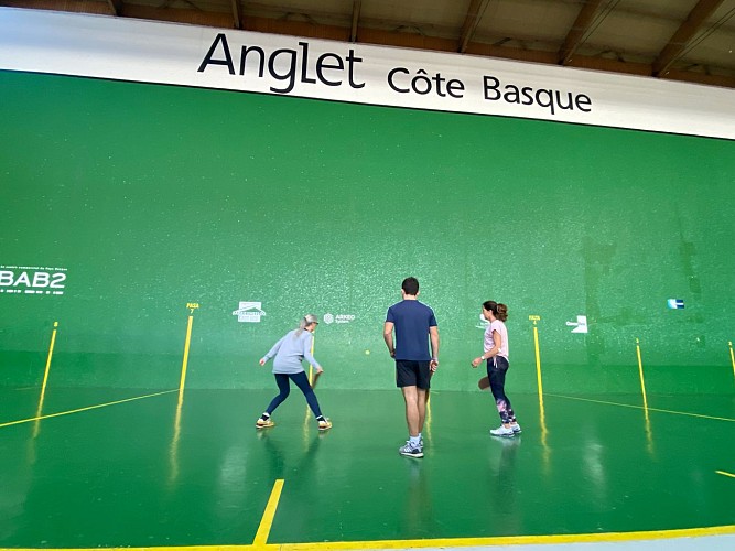 Initiation à la Pelote Basque avec Oihan