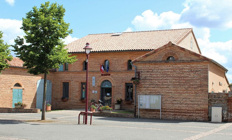 Mairie de Larra - maison en galets et briques