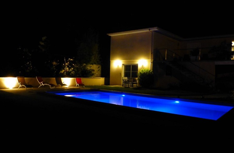 lalbizia_piscinebynight