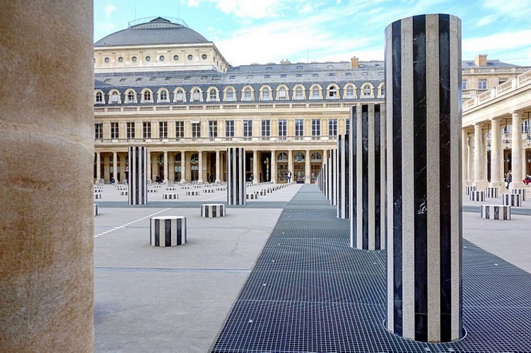 Palais Royal - Les deux plateaux (colonnes de Buren)