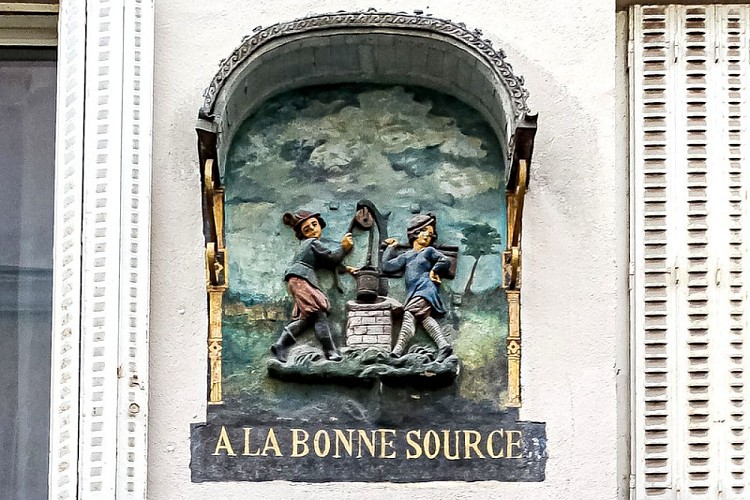 122 rue Mouffetard - Bas-relief "A la bonne source"