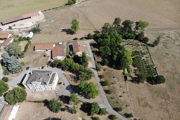 Vue sur les 2 gîtes, le parc et le verger