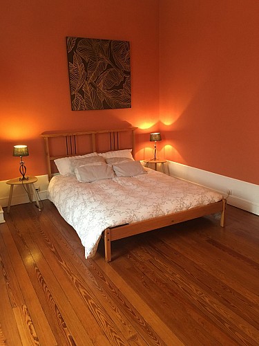 chambre orange lit 140