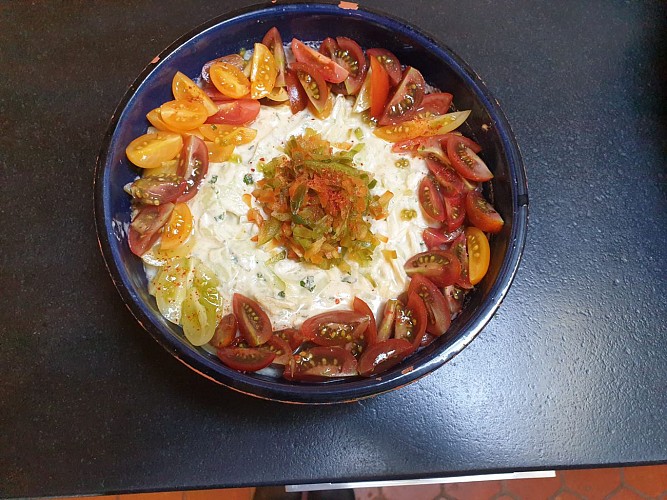 faisselle de chèvre, tomate du jardin herbes et épices