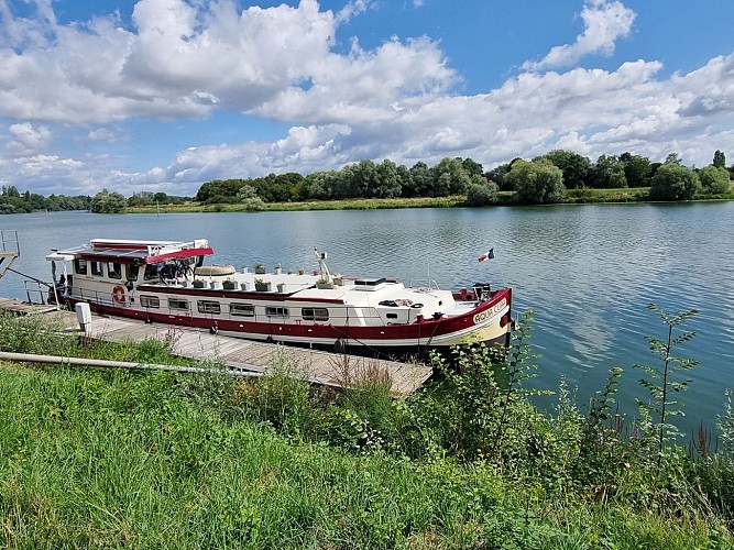 Bateau au bord de la Saône 0823  red (002)