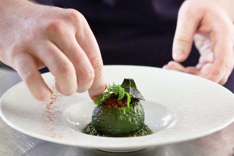 Une Courgette Naine Farcie d’une Fine Ratatouille à L’Herbe Royale