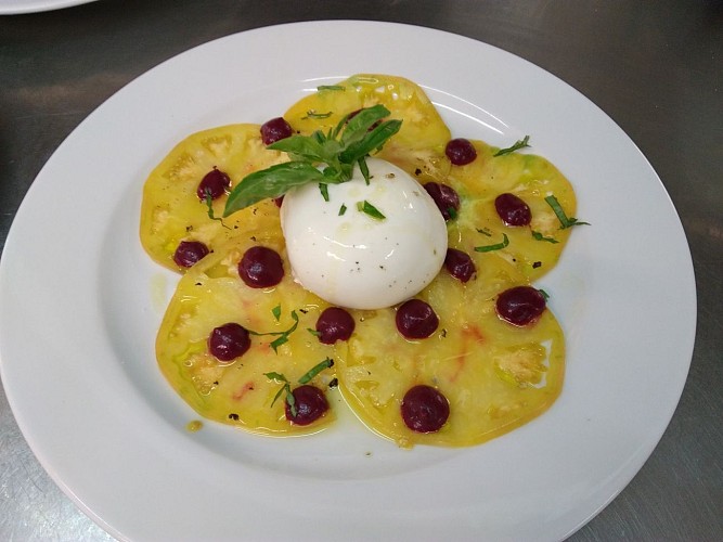 Carpaccio de tomates ananas, coulis de betteraves et burrata