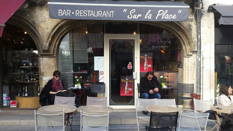 021 café sur la place