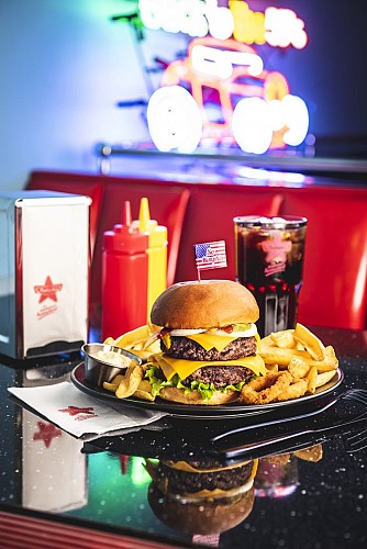 double Cheese burger, ambiance Memphis