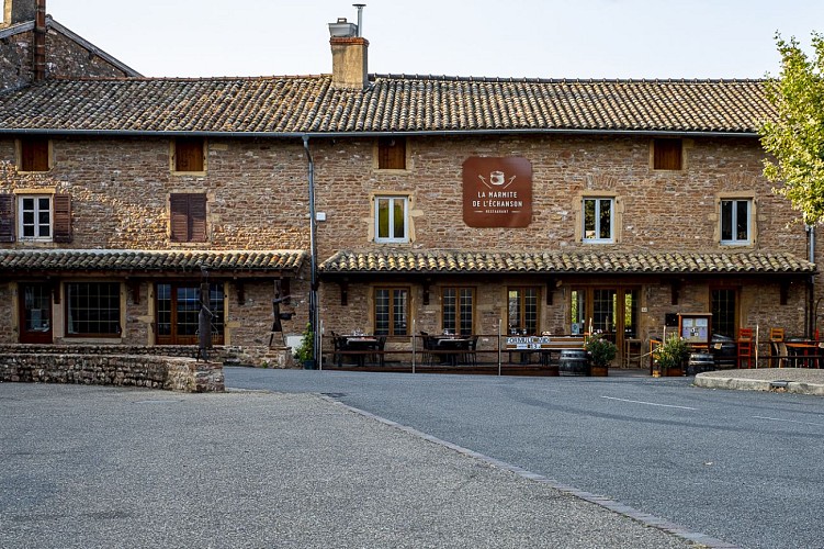 Facade sur place, terrasse