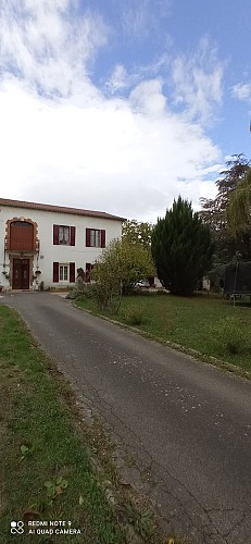 LA MAISON - GITE EN HAUT A DROITE