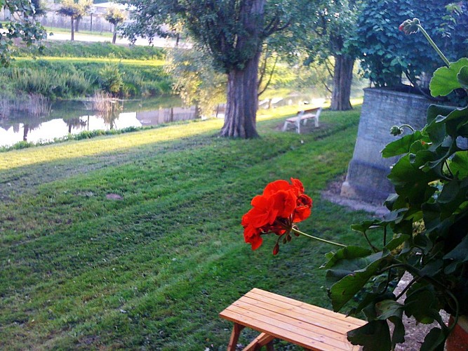 Studio Doubs Séjour_extérieur le long du Petit Doubs