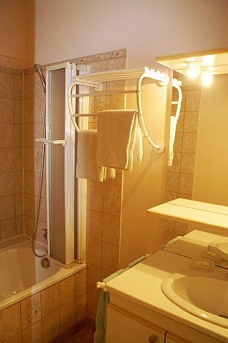 salle de bain gite les arums