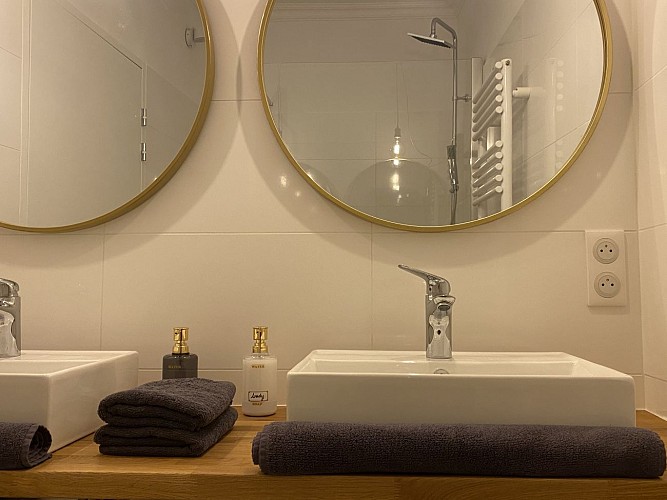 Salle de bain suite blanche