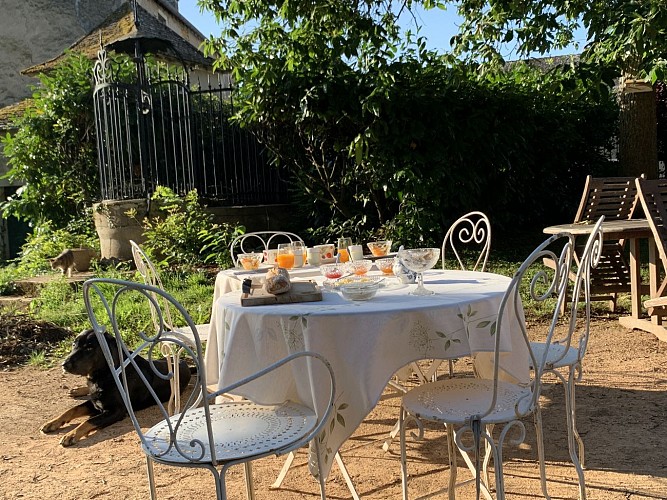 Petit déjeuner au jardin