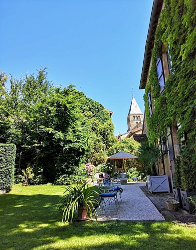 Le jardin vue sur église