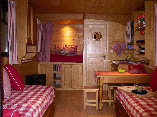 Clos-Aventure-Roulotte-Cerise-interieur