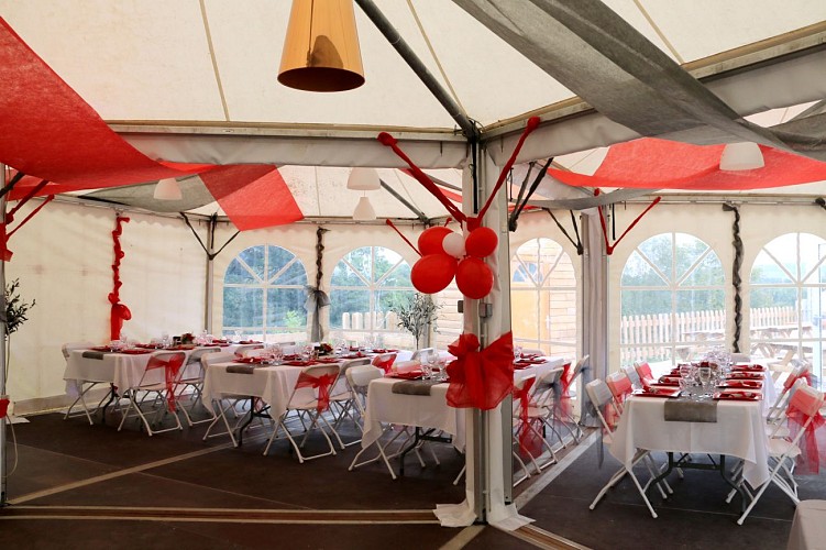 intérieur chapiteau avant la fête