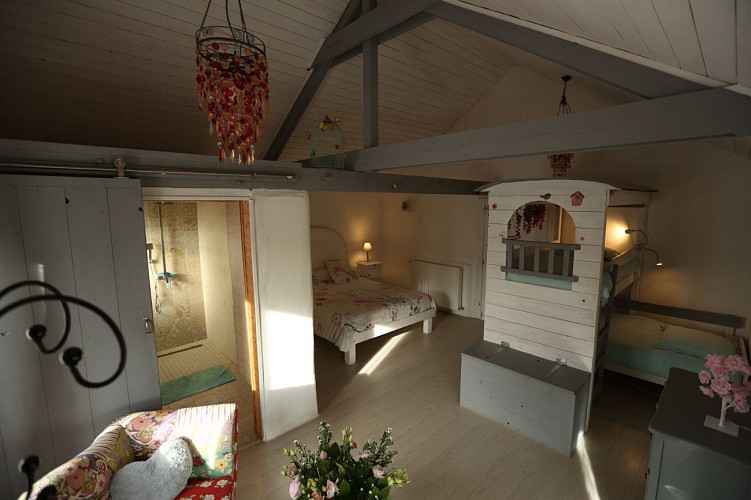 Chambre bohême : 1 lit 160*200 et 2 lits 90*190