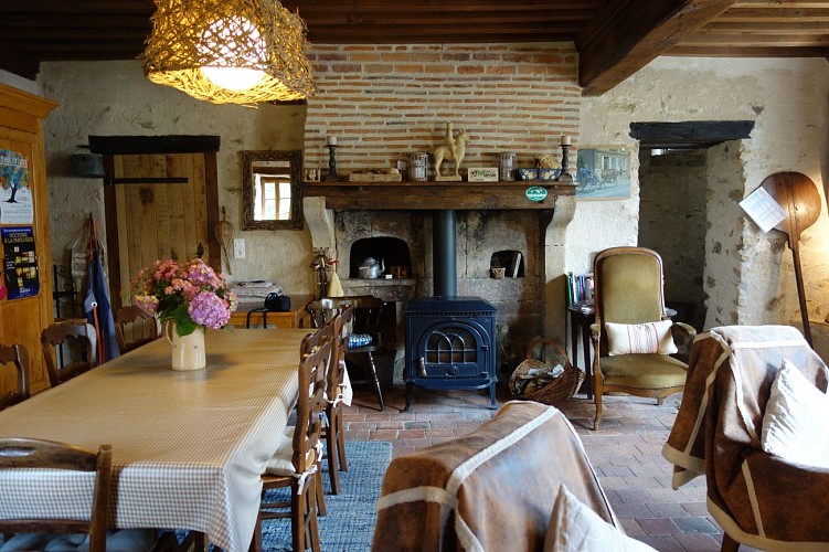 Gîte LA PETITE OUCHE MORVAN, le séjour et sa cheminée