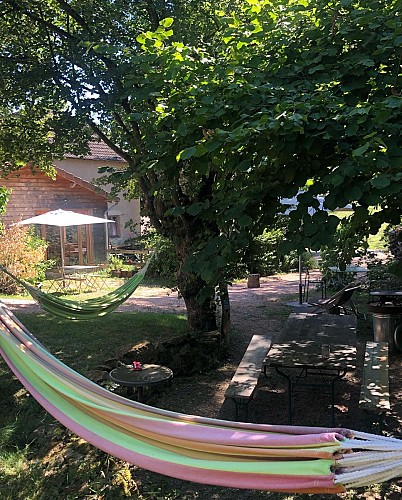 Coin hamacs et espace extérieur, verdoyant et ombragé