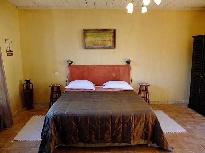 La Pierre Folle / Chambre coloniale