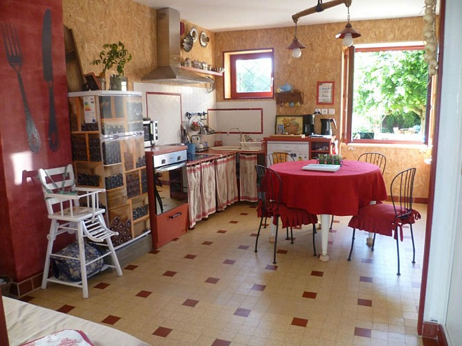 Déjeuner dans la vaste cuisine PMR