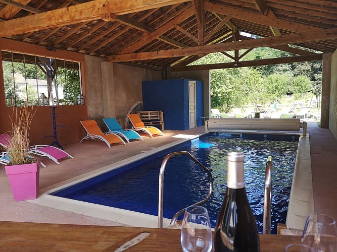 Partager un verre au bord de la piscine