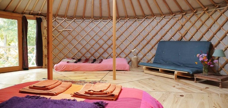 L'intérieur de la yourte, lits modulables double ou simple