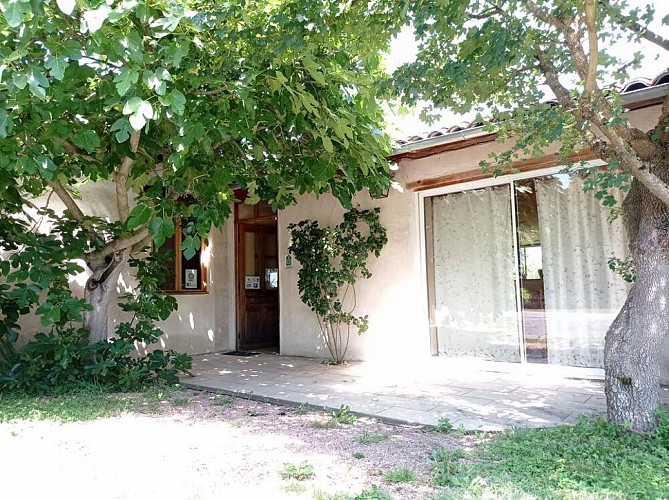 Entrée du gîte, parking de plain pied