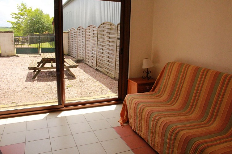 Vue de la cour extérieure via la loggia_Gîtes_Domaine de Montvaltin_Le Breuil.