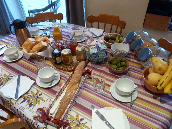 Petit déjeuner - Le Clos des Oliviers - Chambre d'hôtes Paray-le-Monial