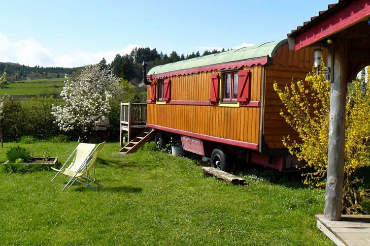 La roulotte avec sa cuisine d'été à droite