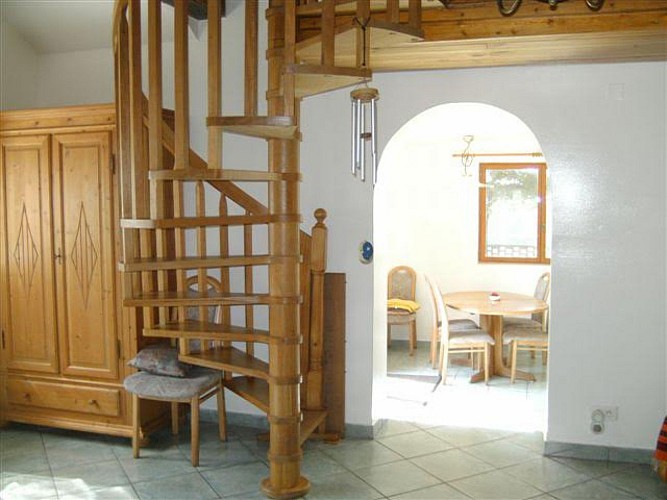 DU SALON VERS LA CUISINE