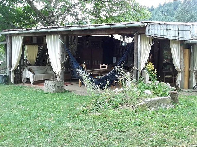 le ranch, salon-cuisine à l'abri, à votre disposition