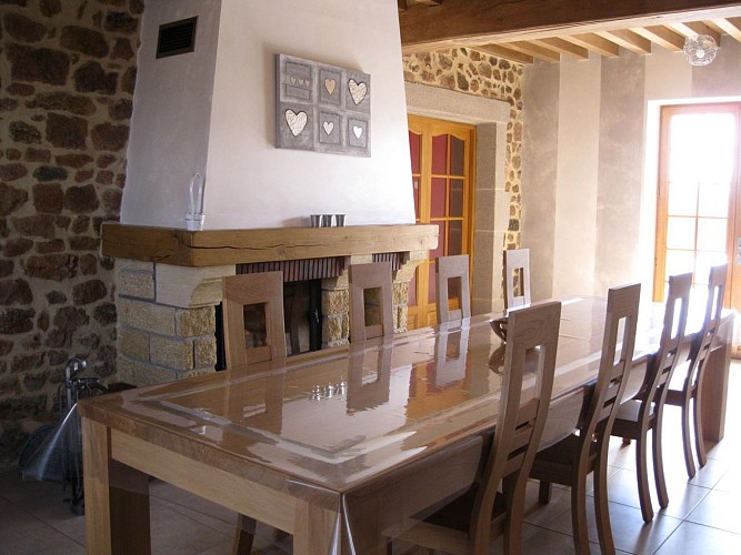salle-a-manger-gite-lecusson-la-comelle